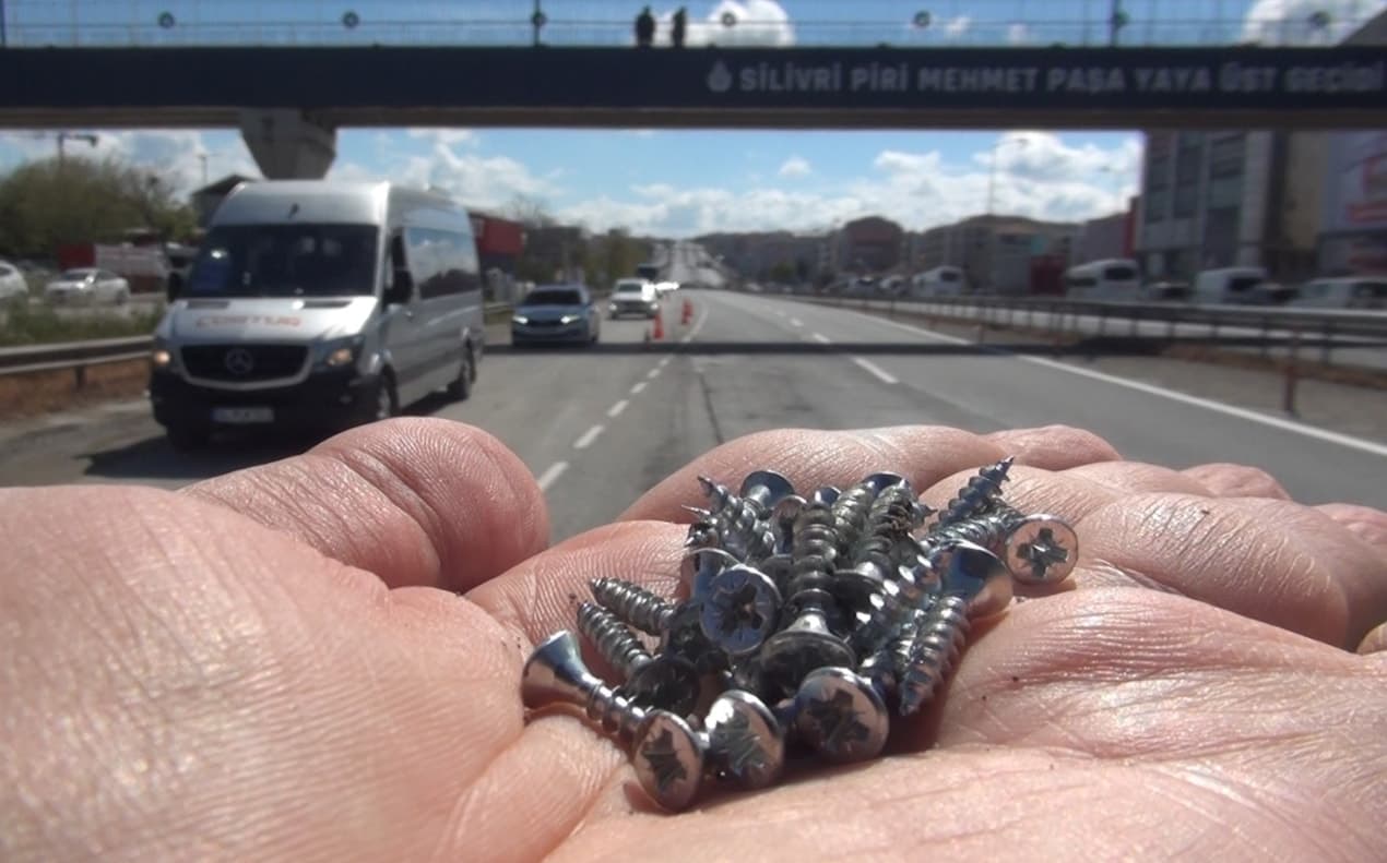 İstanbul Silivri'de Yola Dökülen Vidalar Trafiği Olumsuz Etkiledi