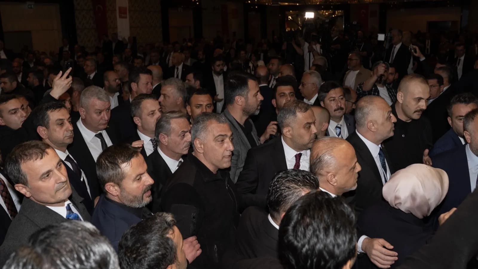 TBB seçiminde İmamoğlu'nun mektubu okunurken AKP'liler tepki gösterdi, arbede yaşandı