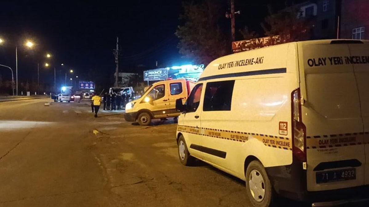 Park Halindeki Çekiciye Çarpan Otomobilden Fırlayan Kadın Öldü