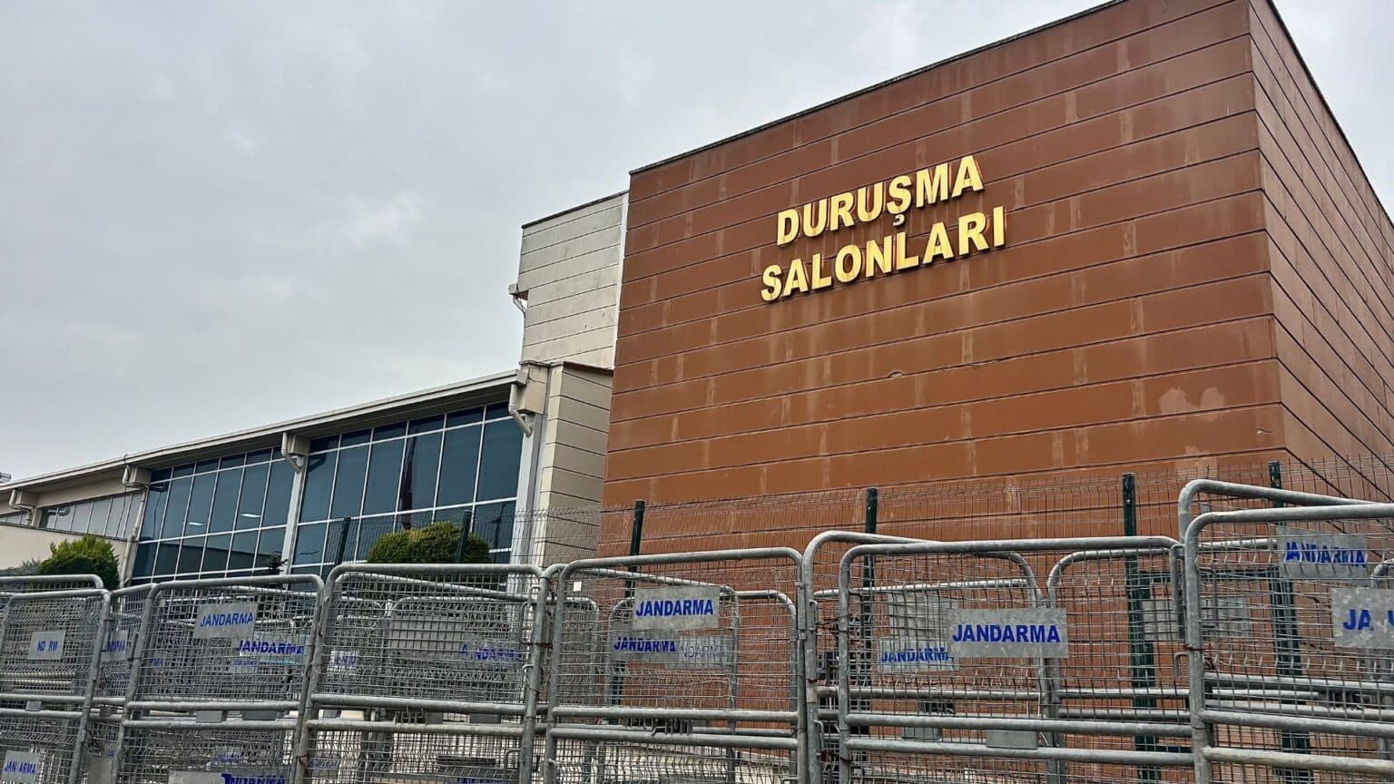 İBB davasını izleyen kişi sosyal medya paylaşımı nedeniyle gözaltına alındı