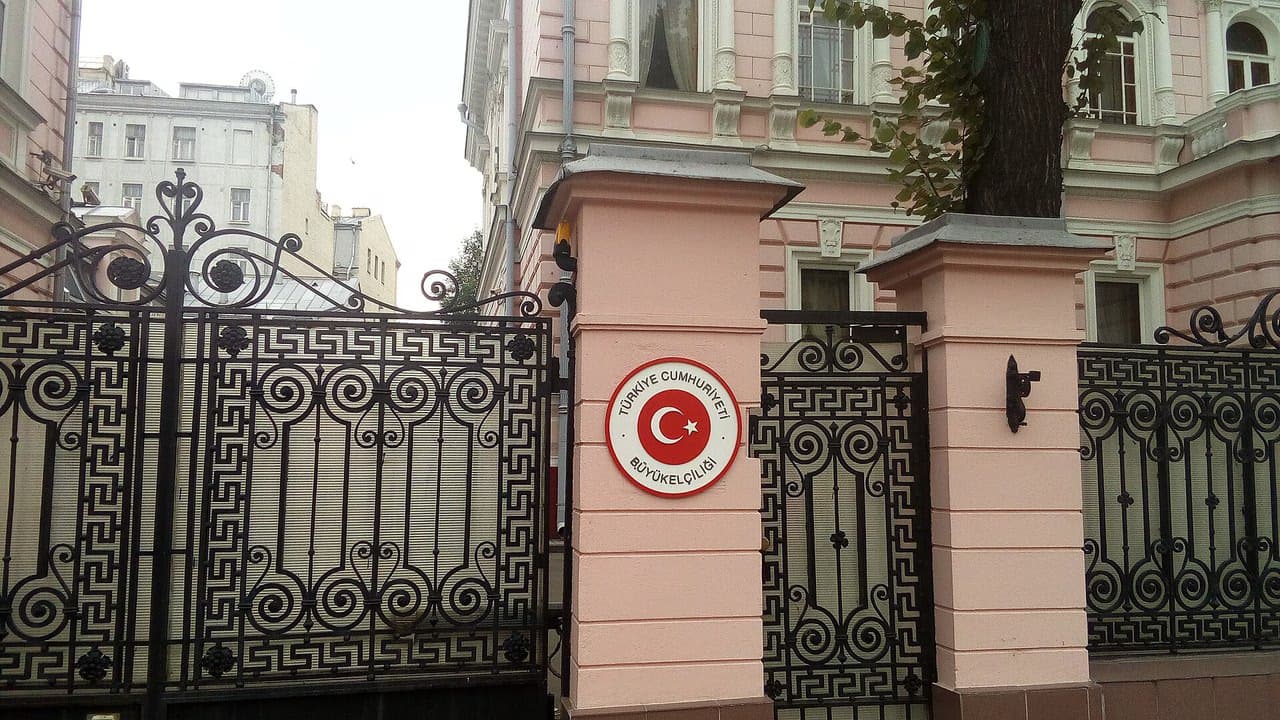 Moskova Büyükelçiliği'nde konsolosluk hizmetleri teknik arızanın ardından yeniden başladı