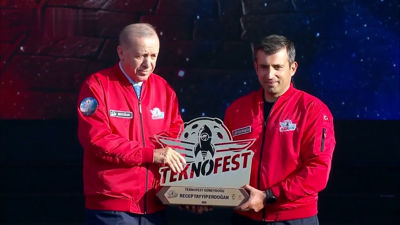 Selçuk Bayraktar presents Erdoğan with TEKNOFEST plaque