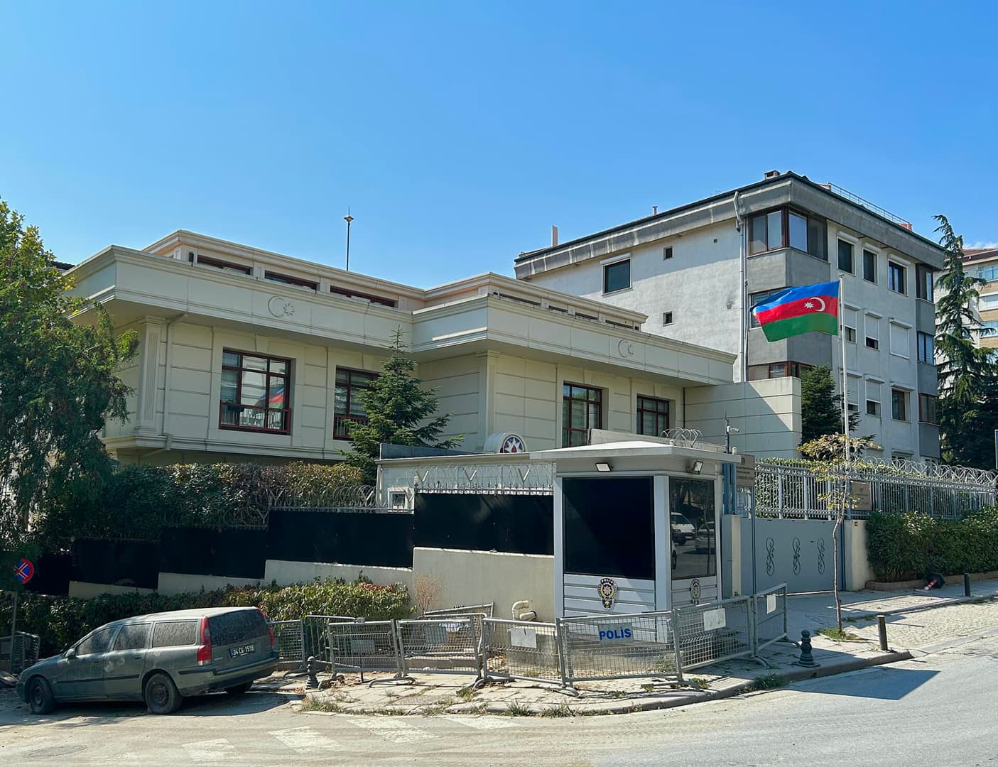 Azerbaycan’ın İstanbul Başkonsolosluğu önünde başörtüsü eylemi: Giriş polis araçlarıyla kapatıldı