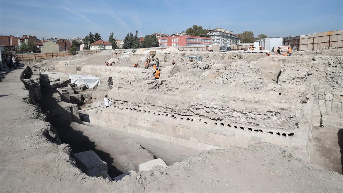 В Конье раскрывают исторические ворота Ларенде и 195 метров стены