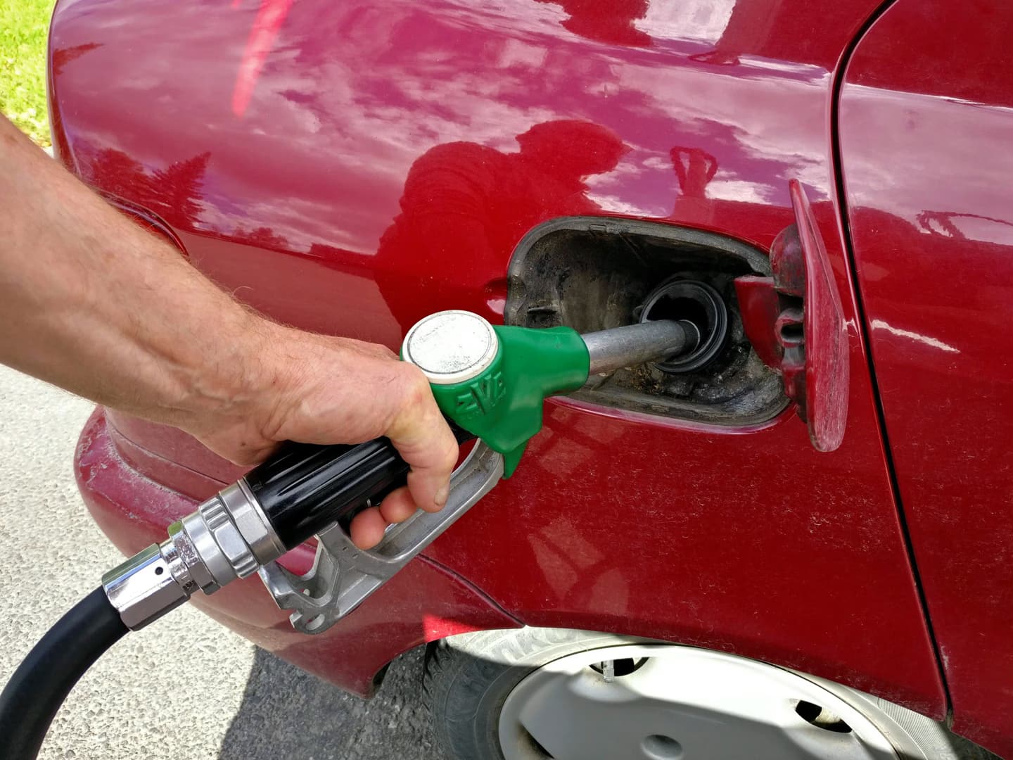 Benzine litrede 4,37 lira indirim: İstanbul’da fiyat 79,60 liraya iniyor