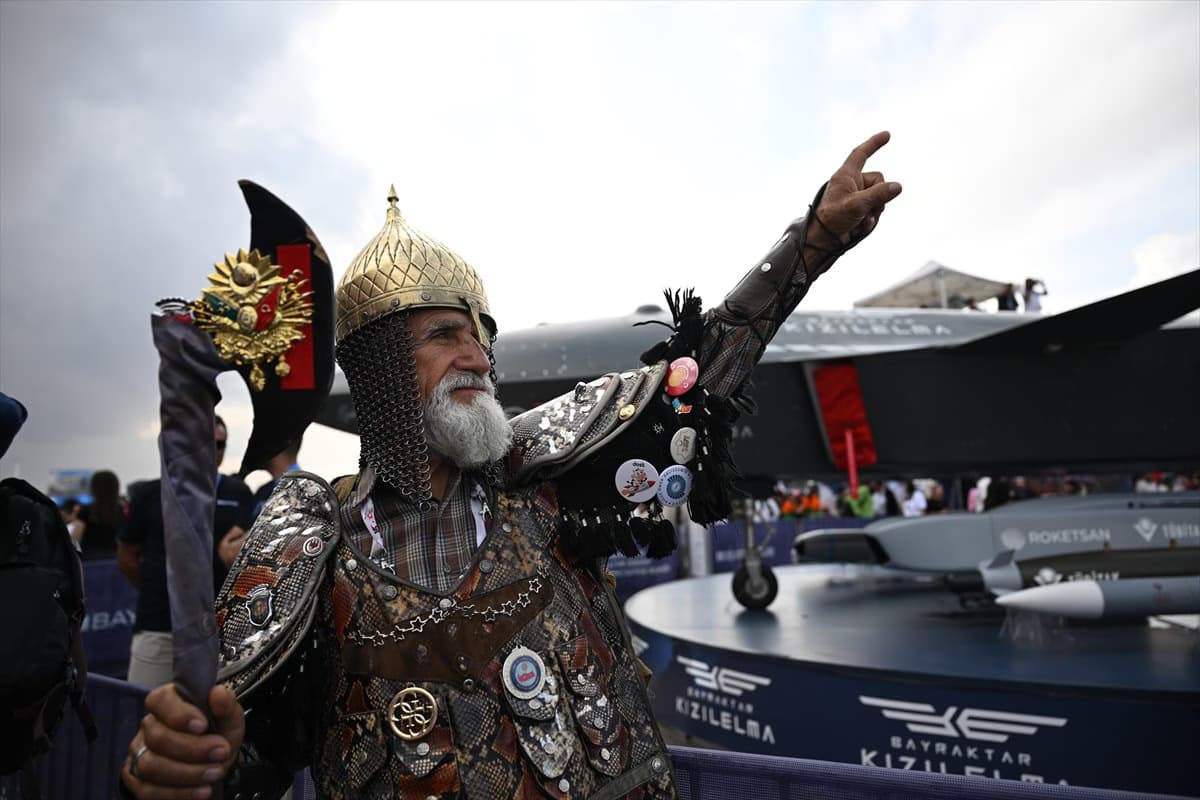 72-year-old Hasan Keskin draws crowds at TEKNOFEST in warrior costume