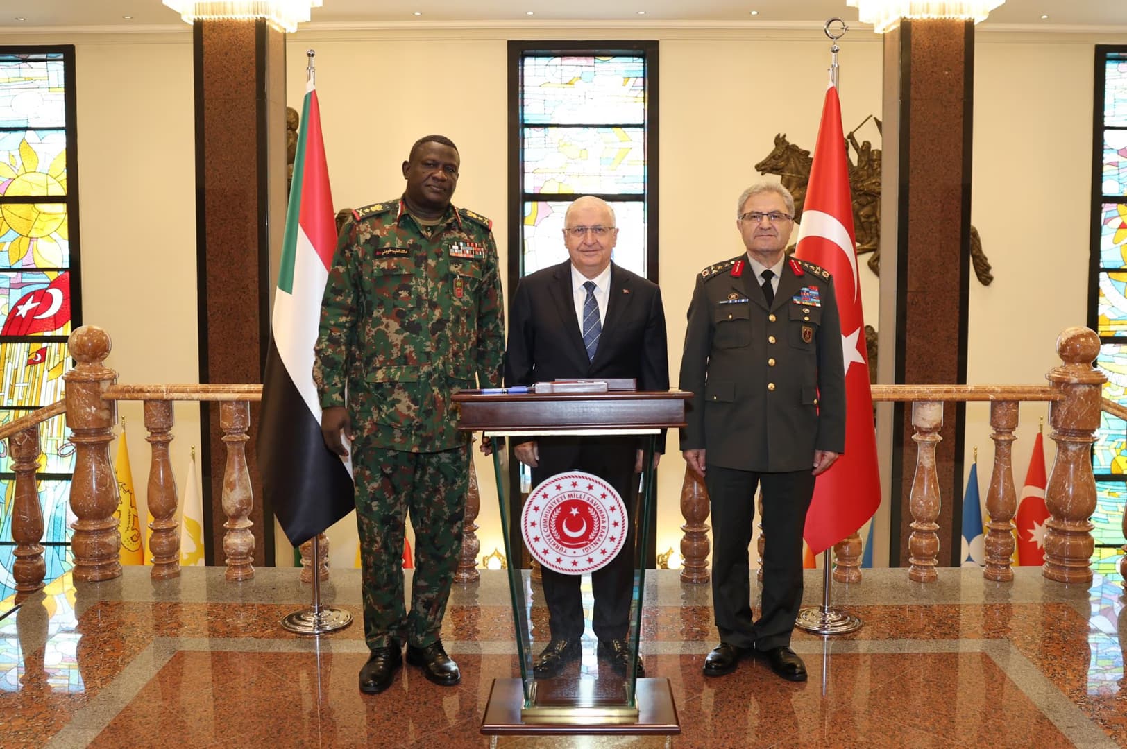 وزير الدفاع غولر يستقبل قائد القوات البرية السودانية الفريق النيل