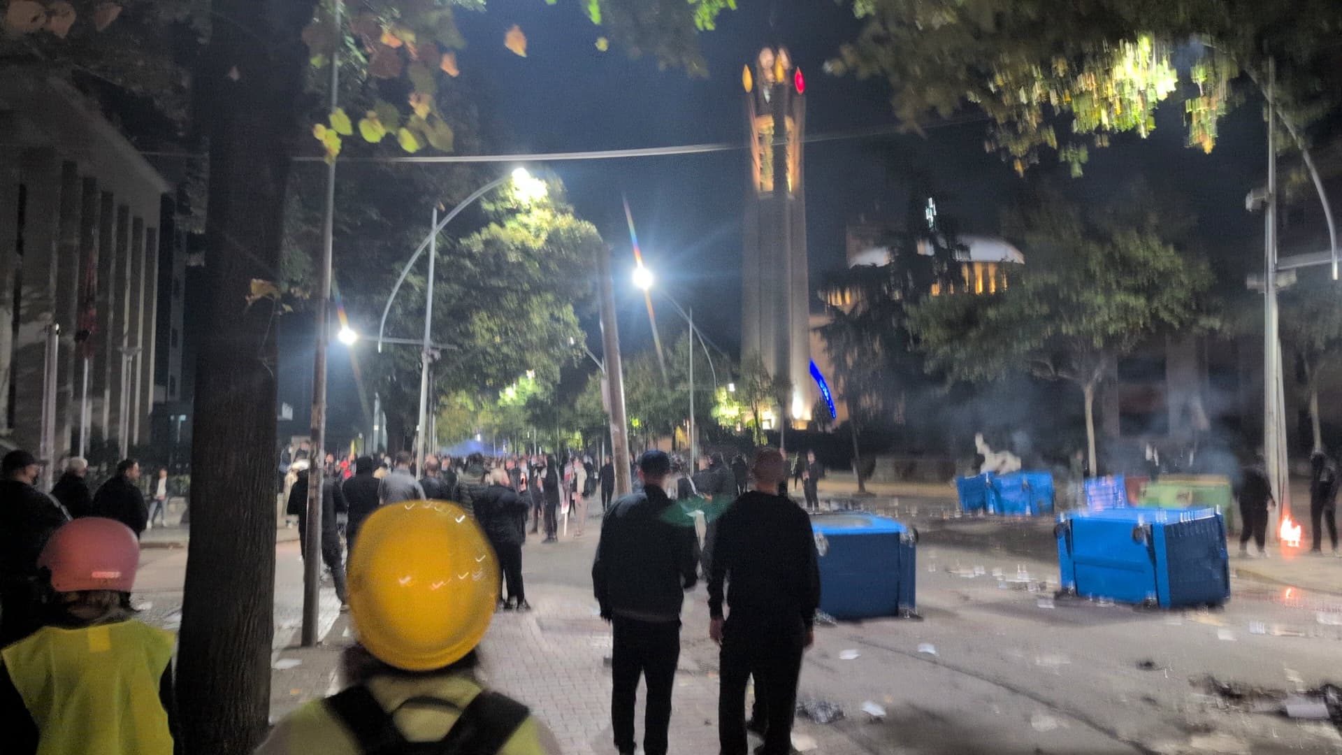 Пожар в Тиране перекинулся на Верховный суд, Рама снова отверг призывы к отставке