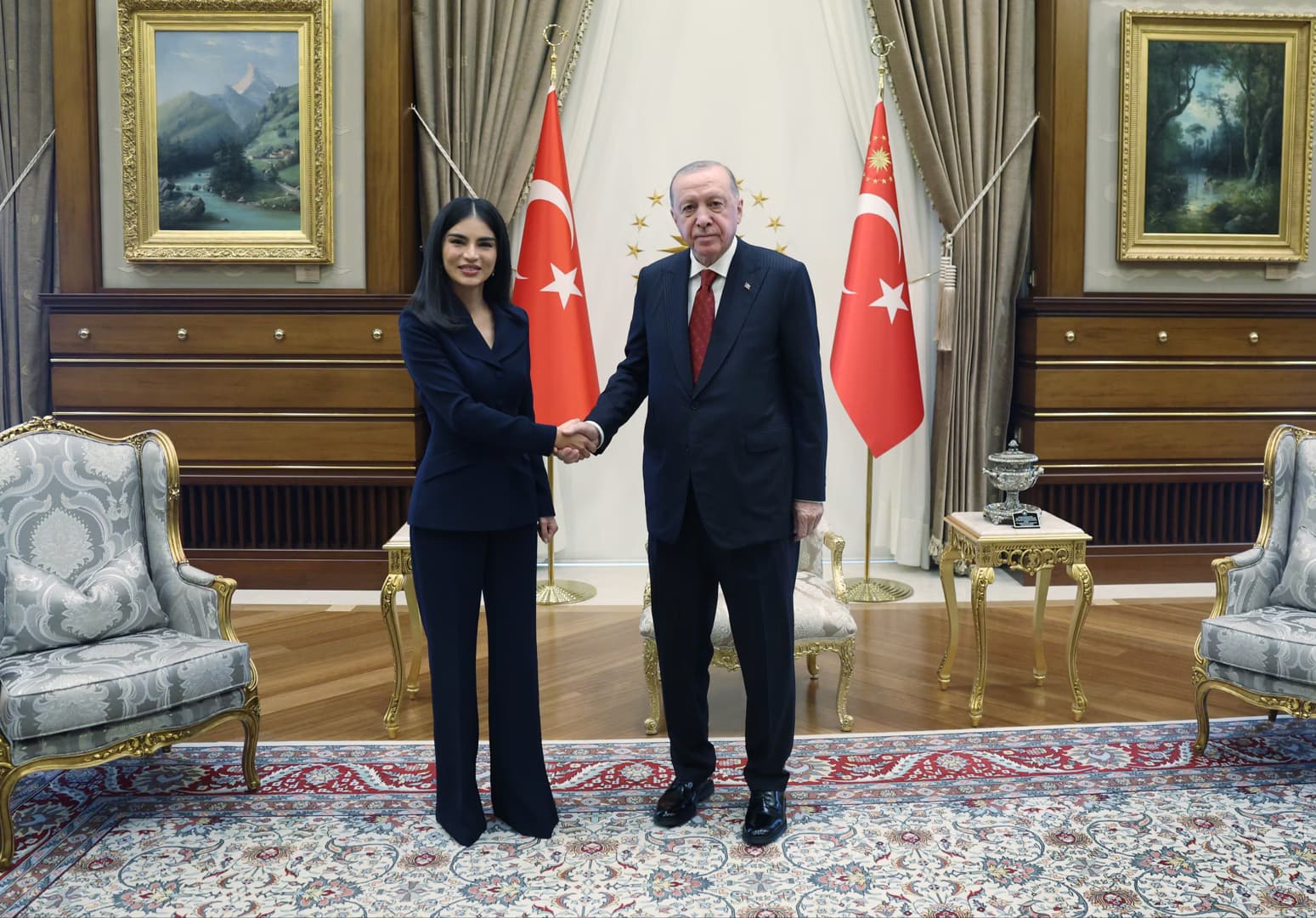 الرئيس أردوغان يستقبل سعيدة ميرزيوييفا في المجمع الرئاسي
