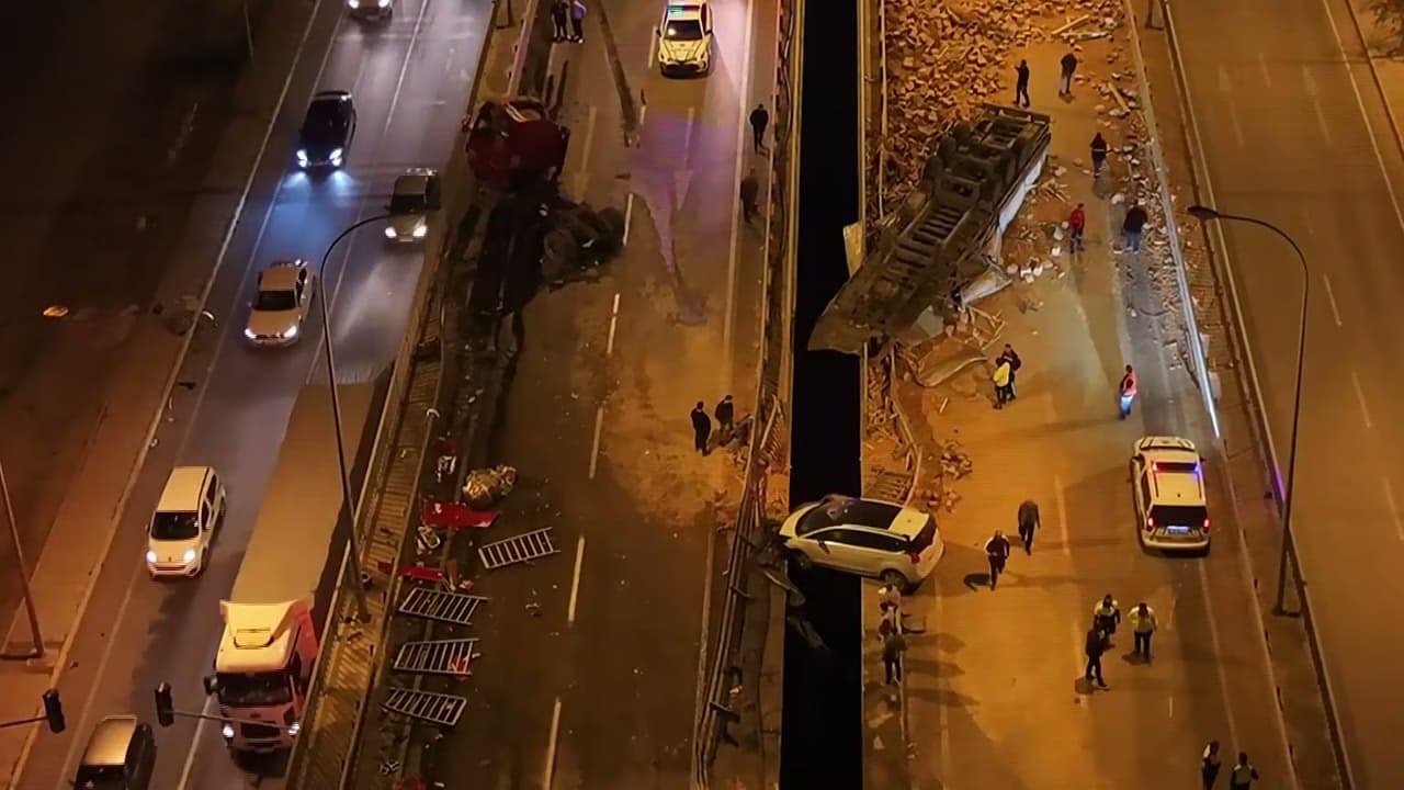 Truck carrying bricks collides with cars in Türkiye’s Afyonkarahisar, killing one