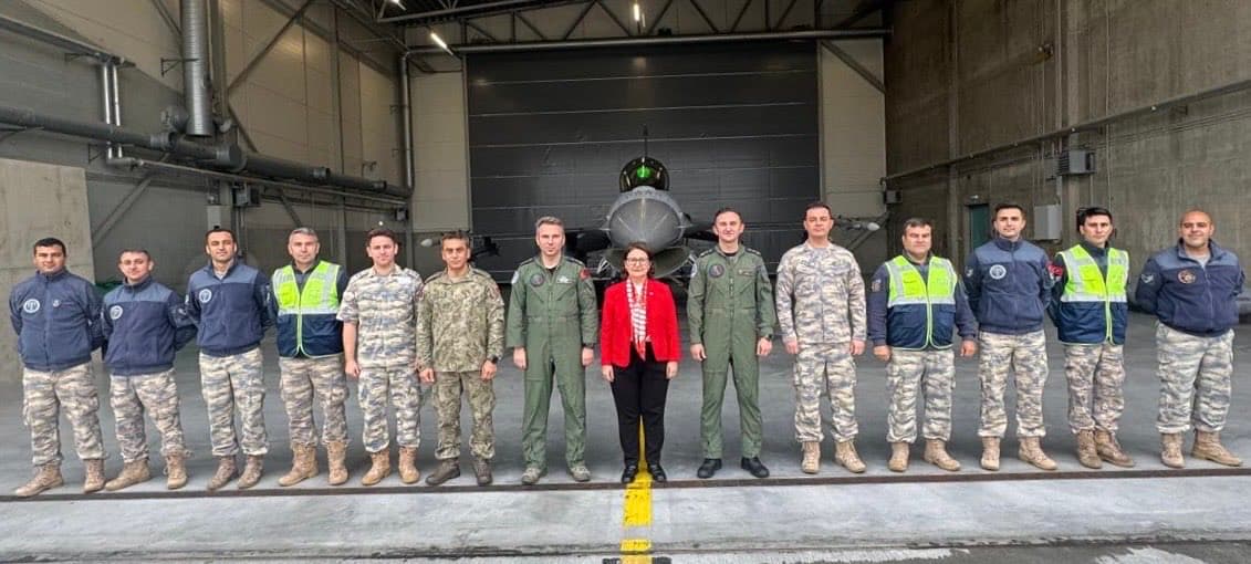Büyükelçi Özçeri, Estonya'da NATO görevindeki 181. Filo'yu ziyaret etti
