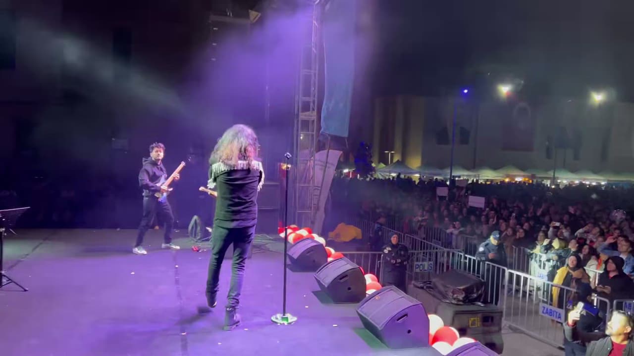 Murat Kekilli performs “Yıkılasın İsrail” at concert in Niğde