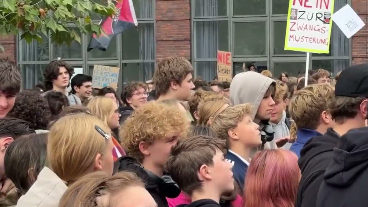 45,000 students protest against conscription in Germany