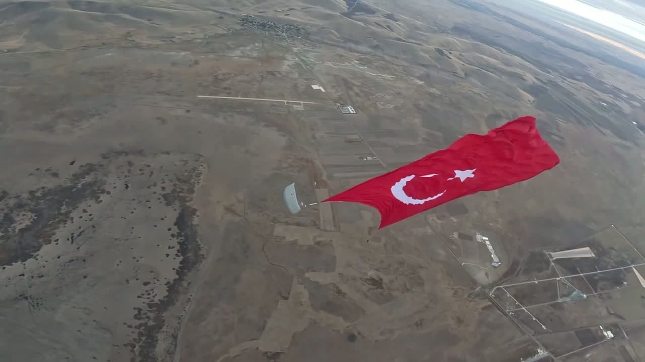 Turkish Special Forces set sky record with 3,037.5-square-metre flag