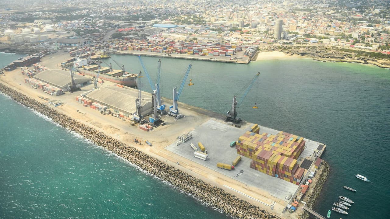 Türkiye'nin Mogadişu Büyükelçisi Alkan, Türk şirketinin işlettiği limanı ziyaret etti