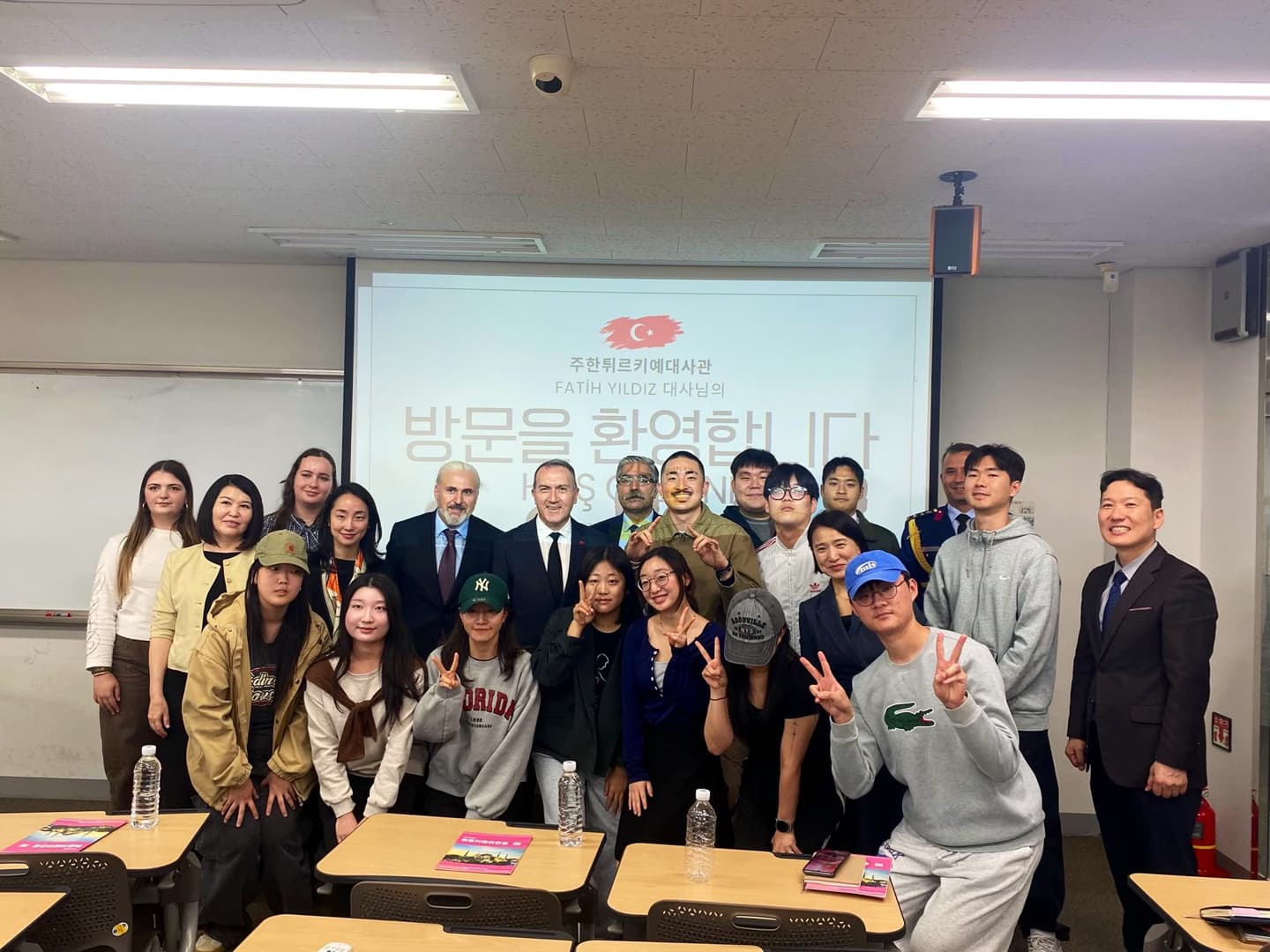 Ambassador Fatih Yıldız meets Korean students of Turkish in Busan