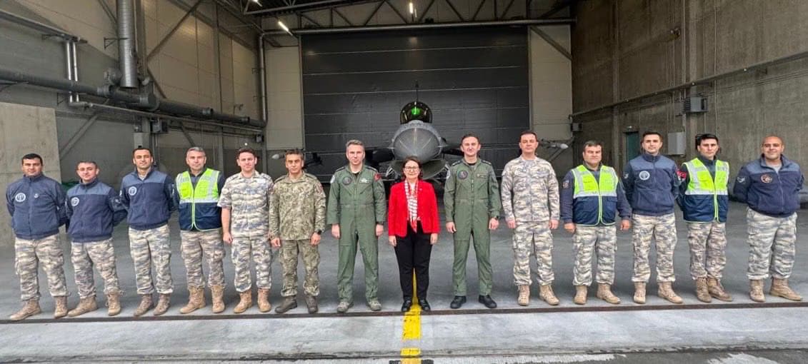 Büyükelçi Özçeri, Estonya'da NATO görevindeki 181. Filo'yu ziyaret etti