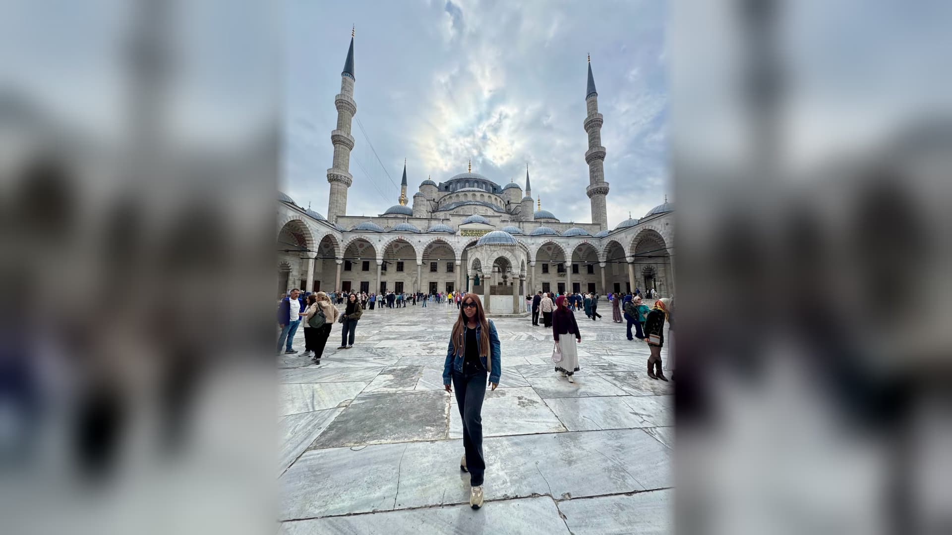 والدة لامين يامال شيلا إيبانا تتجول في إسطنبول: الجامع الأزرق والبقلاوة والشاي