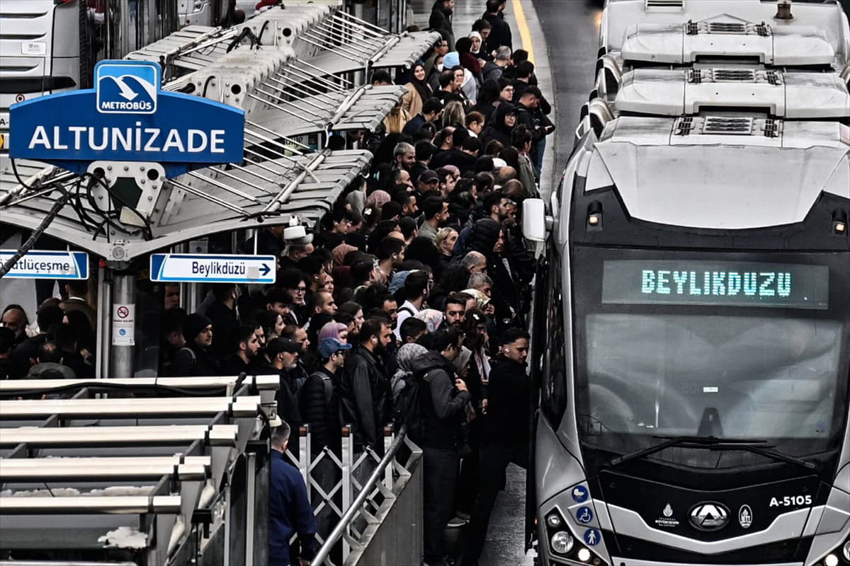 Heavy rain jams Istanbul metrobus as long queues form at stops