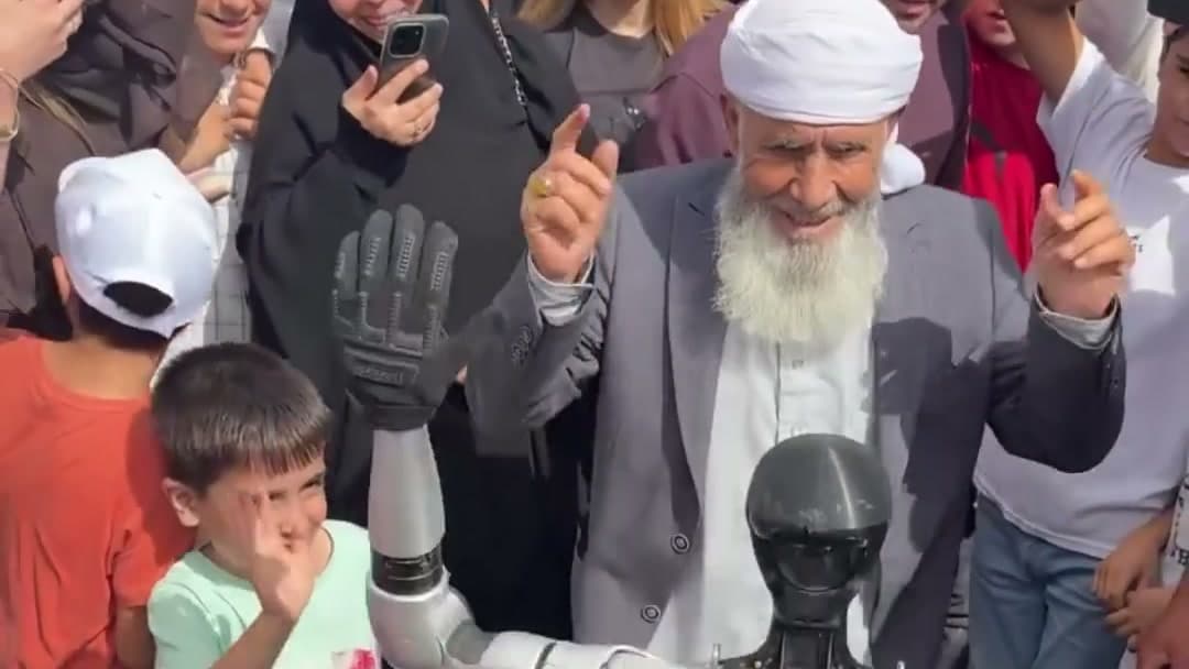 جد يرقص مع الروبوت البشري كانيك مان في تكنوفست