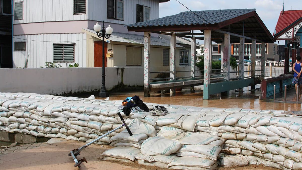 Bangkok floods affect about 700,000 people as waters start to recede