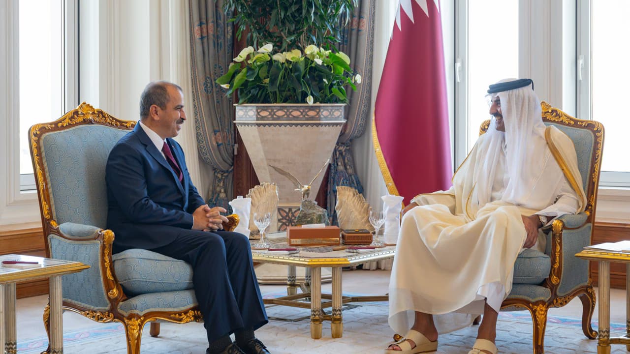 Doha Büyükelçisi Yakup Caymazoğlu, güven mektubunu Katar Emiri Şeyh Tamim'e sundu