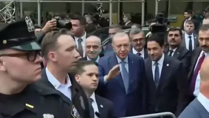 أمر رئيسنا أردوغان بإزالة الحواجز بينه وبين المواطنين الذين جاؤوا أمام بيت تركيا لاستقباله
