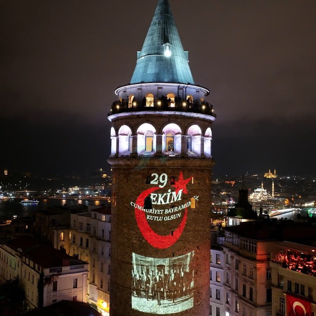Cumhuriyet'in 103. yılında ay yıldızla ışıklanan simge yapılar