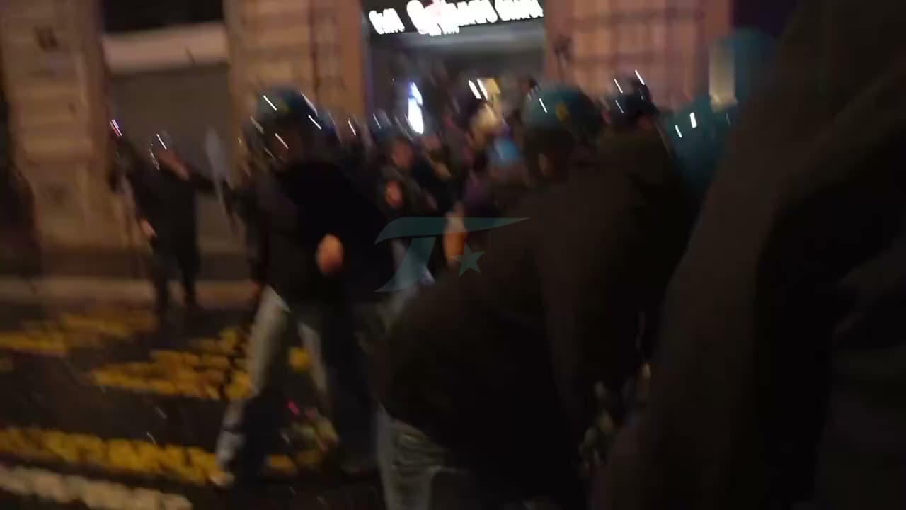 İtalya ve Arnavutluk'ta protestolardan görüntüler